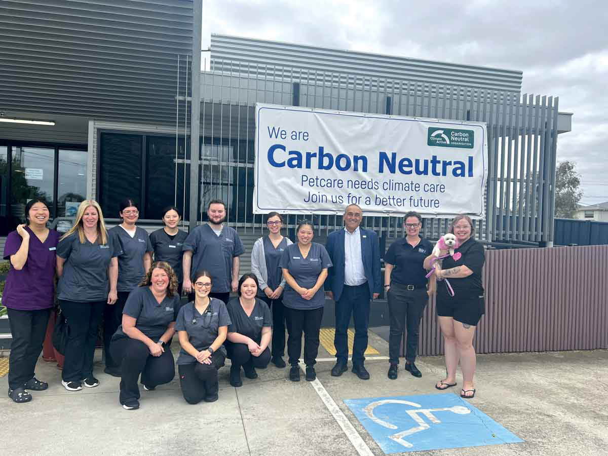 Il team veterinario di fronte alla propria clinica per festeggiare la certificazione di neutralità rispetto alle emissioni di anidride carbonica